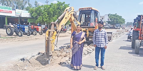  ಚಿತ್ತಾಪುರದಲ್ಲಿ ಅಲಂಕಾರಿಕ ವಿದ್ಯುತ್​ ದೀಪ ಅಳವಡಿಕೆ ಕಾಮಗಾರಿಯನ್ನು ಪುರಸಭೆ ಮುಖ್ಯಾಧಿಕಾರಿ ಭಾರತಿ ದಂಡೋತಿ ಪರಿಶೀಲಿಸಿದರು. ರಾಕೇಶ್​ ರೆಡ್ಡಿ ಇತರರಿದ್ದರು.