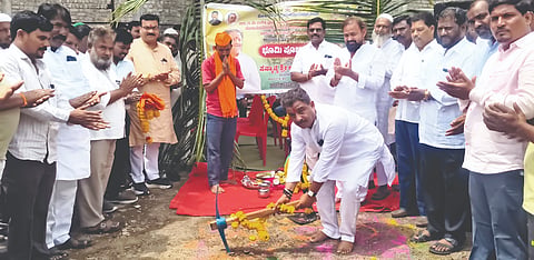 ಆಲಮೇಲ ಪಟ್ಟಣದಲ್ಲಿ ಮಾರುಕಟ್ಟೆ ನಿರ್ಮಾಣ ಕಾಮಗಾರಿ ಭೂಮಿ ಪೂಜೆ ಶಾಸಕ ಅಶೋಕ ಮನಗೂಳಿ ನೆರವೇರಿಸಿದರು. ಪಪಂ ಅಧ್ಯಕ್ಷ ಸಾಧೀಕ ಸುಂಬಡ, ಮೋರಟಗಿಯ ಮಾಜಿ ಜಿಪಂ ಸದಸ್ಯ ನರಸಿಂಹಪ್ರಸಾದ ತಿವಾರಿ, ಗುತ್ತಿಗೆದಾರ ದಾವೂದ ಬೆಣ್ಣೆಶಿರೂರ ಮತ್ತಿತರರಿದ್ದರು.