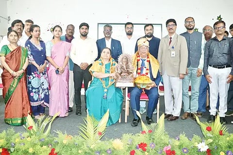 ಆನಂದಪುರ ಸಮೀಪದ ಇರುವಕ್ಕಿ ಕೃಷಿ ಮತ್ತು ತೋಟಗಾರಿಕೆ ವಿವಿ ಕುಲಪತಿ ಡಾ. ಆರ್.ಸಿ.ಜಗದೀಶ್ ಅವರಿಗೆ ಬೀಳ್ಕೊಡಲಾಯಿತು. ಡಾ. ಹೇಮ್ಲಾನಾಯ್ಕಾ, ಡಾ ಗಣಪತಿ ಇತರರಿದ್ದರು.