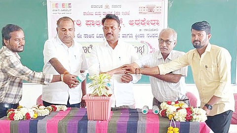 ಅರಕೇರಾದ ಸರ್ಕಾರಿ ಪಾಲಿಟೆಕ್ನಿಕ್ ಕಾಲೇಜಿನಲ್ಲಿ ವಿದ್ಯಾರ್ಥಿ ಸಂಘ ಹಾಗೂ ಕ್ರೀಡಾ ಸಂಘದ ಸಮಾರೋಪ ಕಾರ್ಯಕ್ರಮವನ್ನು ಪ್ರಾಚಾರ್ಯ ಮಲ್ಲಪ್ಪ ಸರ್ಜಾಪುರ್ ಉದ್ಘಾಟಿಸಿದರು. ಉಪನ್ಯಾಸಕರಾದ ನಿಜಾನಂದ ರೆಡ್ಡಿ, ಮಧು, ವೆಂಕಟೇಶ ಪವಾರ್ ಇದ್ದರು.