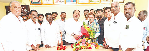 ಗುಂಡ್ಲುಪೇಟೆ ತಾಲೂಕಿನ ಕೃಷಿ ಉತ್ಪನ್ನ ಮಾರುಕಟ್ಟೆ ಸಮಿತಿ ನೂತನ ಅಧ್ಯಕ್ಷರಾಗಿ ಆಯ್ಕೆಯಾದ ವಿರೂಪಾಕ್ಷ ಅವರನ್ನು ಗಣೇಶ್ ಪ್ರಸಾದ್ ಅಭಿನಂದಿಸಿದರು.