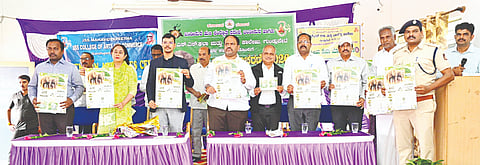 ಗುಂಡ್ಲುಪೇಟೆಯ ಜೆಎಸ್‌ಎಸ್ ಕಾಲೇಜಿನಲ್ಲಿ ಆಯೋಜಿಸಿದ್ದ ಕಾರ್ಯಕ್ರಮದಲ್ಲಿ ಗಣೇಶಪ್ರಸಾದ್ ಪೋಸ್ಟರ್ ಬಿಡುಗಡೆ ಮಾಡಿದರು, ಶುಭಂಸಿಂಗ್ ತನ್ವರ್, ಸುರೇಶ್, ಪರಮೇಶ್, ಸತೀಶ್ ಕುಮಾರ್ ಇದ್ದರು.