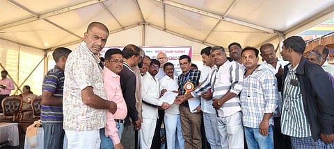 ಬೆಂಗಳೂರು ದಣ  ೇತ್ರದ ಬನ್ನೇರುಟ್ಟ ಗ್ರಾಮ ಪಂಚಾಯಿತಿಯ ವಿವಿಧ ಅಭಿವೃದ್ಧಿ ಕಾಮಗಾರಿಗಳಿಗೆ ಕಾಂಗ್ರೆಸ್​ ಮುಖಂಡ ವಿನೋದ್​ ಲಾನುಭವಿಗಳಿಗೆ ಹಕ್ಕುಪತ್ರ ನೀಡಿದರು. ತಾಪಂ ಇಒ ಮಂಜುನಾಥ್​,  ಸಿಡಿಪಿಒ ಮಹೇಶ್​, ಸಮಾಜ ಕಲ್ಯಾಣ ಅಧಿಕಾರಿ ಮಂಜುನಾಥ್​, ಎಡಿಎಲ್​ಆರ್​ ಮದನ್​, ಬನ್ನೇರುಟ್ಟ ಗ್ರಾಪಂ ಉಪಾಧ್ಯ ಸುಮಿತ್ರಾ, ಪಿಡಿಒ ರಮೇಶ್​, ಮುಖಂಡರಾದ ಸುಜಯ್​ ರೆಡ್ಡಿ ಹಾಗೂ ಅಧಿಕಾರಿಗಳು ಇದ್ದರು. 