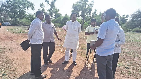 ಬನಶಂಕರಿಯಲ್ಲಿ ನಡೆಯಲಿರುವ ದೇವಾಂಗ ಸಮಾವೇಶದ  ಪೂರ್ವ ಸಿದ್ಧತೆಯನ್ನು ಸಂಘಟಕ ರವೀಂದ್ರ ಕಲಬುರ್ಗಿ ಮತ್ತು ಮುಖಂಡರು ಪೂರ್ವ ಸಿದ್ಧತೆ ಪರಿಶೀಲನೆ ನಡೆಸಿದರು.  ಟಿ. ರಾಜೇಶ, ಆನಂದ ಹುಲಮನಿ ಇತರರಿದ್ದರು.