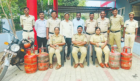 ಶಾಲೆಗಳ ಬೀಗ ಮುರಿದು ಸಿಲಿಂಡರ್ ಕಳವು ಮಾಡಿದ್ದ ಇಬ್ಬರು ಆರೋಪಿಗಳನ್ನು ಬಂಕಾಪುರ ಪೊಲೀಸರು ಬಂಧಿಸಿ ನಾಲ್ಕು ಸಿಲಿಂಡರ್ ಹಾಗೂ ಬೈಕ್ ವಶಕ್ಕೆ ಪಡೆದಿದ್ದಾರೆ. ಪಿಎಸ್‌ಐ ಮಂಜುನಾಥ ಕುರಿ, ವೆಂಕಟೇಶ ಲಮಾಣಿ, ಕೆ.ರಜನಿ ಇದ್ದರು.