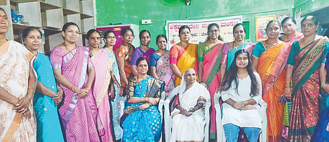 ಬೊಮ್ಮನಹಳ್ಳಿ ಗ್ರಾಮದ ಅಕ್ಕಮಹಾದೇವಿ ಮಹಿಳಾ ಮಂಡಳ ವತಿಯಿಂದ ಹಮ್ಮಿಕೊಂಡಿದ್ದ ವಿಶ್ವ ಮಹಿಳಾ ದಿನ ಆಚರಿಸಲಾಯಿತು. ಡಾ. ಪುಷ್ಪವತಿ ಶೆಲುವಾಡಿಮಠ, ವೈದ್ಯೆ ಸ್ವರೂಪಿಣಿ ಟಿ. ರಾಥೋಡ ಇತರರಿದ್ದರು. 