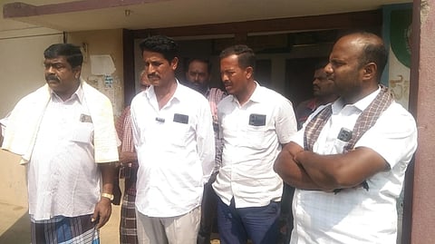 ಚನ್ನಪಟ್ಟಣ ತಾಲೂಕಿನ ಬೇವೂರು ವಿವಿಧೋದ್ದೇಶ ಪ್ರಾಥಮಿಕ ಕೃಷಿ ಗ್ರಾಮೀಣ ಸಹಕಾರ ಸಂದ ಆಡಳಿತ ಮಂಡಳಿ ನಿರ್ದೇಶಕರ ಸ್ಥಾನದ ಚುನಾವಣೆ ಪ್ರಕ್ರಿಯೆ ರದ್ದುಗೊಳಿಸಲು ಒತ್ತಾಯಿಸಿ ಸದಸ್ಯರು ಸಂದ ಕಚೇರಿ ಎದುರು ಪ್ರತಿಭಟನೆ ನಡೆಸಿದರು. ಬೇವೂರಿನ ಗುರುಕುಮಾರ್​, ಬೈರಾನಾಯ್ಕನಹಳ್ಳಿ ಬಿ.ಸಿ.ಗಂಗಾಧರ್​, ಹಾರೋಹಳ್ಳಿದೊಡ್ಡಿ ಗಂಗಾಧರ್​, ಬೋರಯ್ಯ, ಅಶೋಕ್​ ಕುಮಾರ್​, ಸುನೀಲ್​ಕುಮಾರ್​, ನಾಗೇಶ್​  ಇತರರು ಇದ್ದರು.  