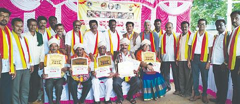 ಚನ್ನರಾಯಪಟ್ಟಣ ಹೋಬಳಿ ಯಲಿಯೂರು ಗ್ರಾಮದಲ್ಲಿ ಹಮ್ಮಿಕೊಂಡಿದ್ದ ದತ್ತಿ ಕಾರ್ಯಕ್ರಮದಲ್ಲಿ ಸಮಾಜಸೇವಕ ಹನುಮಂತರಾಯಪ್ಪ, ನಿವೃತ್ತ ಇಂಜಿನಿಯರ್​ ಕೆ.ಮುತ್ತಣ್ಣ, ಕಲಾವಿದ ಮುನಿರಾಜು, ಚಿಂತಕ ಸತೀಶ್​, ಶಿಕ್ಷಕಿ ರೇಣುಕಾ ಭಟ್​ ಅವರನ್ನು ಸನ್ಮಾನಿಸಲಾಯಿತು. ಕಸಾಪ ಜಿಲ್ಲಾಧ್ಯಕ್ಷ ಬಿ.ಎನ್​.ಕೃಷ್ಣಪ್ಪ, ತಾಲೂಕು ಅಧ್ಯಕ್ಷ ಆರ್​. ಕೆ.ನಂಜೇಗೌಡ ಇತರರು ಇದ್ದರು.