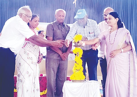 ಚನ್ನರಾಯಪಟ್ಟಣ ತಾಲೂಕು ಪದವೀಧರ ಪತ್ತಿನ ಸಹಕಾರ ಸಂಘದ 25-26ನೇ ಸಾಲಿನ ವಾರ್ಷಿಕ ಮಹಾಸಭೆ ಹಾಗೂ ಅಭಿನಂದನಾ ಸಮಾರಂಭವನ್ನು ಸಾರ್ವಜನಿಕ ಶಿಕ್ಷಣ ಇಲಾಖೆಯ ವಿಶ್ರಾಂತ ಸಹ ನಿರ್ದೇಶಕ ಸೊಪ್ಪಿನ ಹಳ್ಳಿ ಎಸ್.ಎನ್.ರಂಗೇಗೌಡರು ಉದ್ಘಾಟಿಸಿದರು. ಡಾ.ನಂಬಿಹಳ್ಳಿ ಚಂದ್ರಶೇಖರ್, ಎಚ್.ಎಂ.ನಾಗಪ್ಪ  ಇತರರು ಇದ್ದರು.