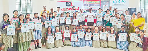 ಚನ್ನರಾಯಪಟ್ಟಣದ ಸರ್ಕಾರಿ ಬಾಲಕಿಯರ ಪ್ರೌಢಶಾಲೆಯಲ್ಲಿ ವಿಜಯವಾಣಿ ಪತ್ರಿಕೆಯ ವಿಶೇಷ ಸಂಚಿಕೆ ವಿದ್ಯಾರ್ಥಿ ಮಿತ್ರ ವಿತರಣಾ ಕಾರ್ಯಕ್ರಮದಲ್ಲಿ ಶಾಸಕ ಸಿ.ಎನ್.ಬಾಲಕೃಷ್ಣ ವಿದ್ಯಾರ್ಥಿಗಳಿಗೆ ವಿದ್ಯಾರ್ಥಿ ಮಿತ್ರ ಪತ್ರಿಕೆ ವಿತರಿಸಿದರು. ಎಸ್.ಎಸ್. ಸತೀಶ್, ಕೆ.ಎನ್.ಅನಿಲ್, ಎಲ್.ಗಾಯತ್ರಿ ಸೇರಿದಂತೆ ಶಿಕ್ಷಕರು ಹಾಗೂ ವಿದ್ಯಾರ್ಥಿಗಳು ಇದ್ದರು.