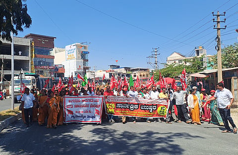 ಕೇಂದ್ರ ಸರ್ಕಾರದ ನಾಲ್ಕು ಕಾರ್ಮಿಕ ಸಂಹಿತೆಗಳನ್ನು ವಿರೋಧಿಸಿ ಗುರುವಾರ ಚನ್ನರಾಯಪಟ್ಟಣದ ಮುಖ್ಯ ರಸ್ತೆಯಲ್ಲಿ ಕಾರ್ಮಿಕರ ಸಂಘಟನೆ  ಪ್ರತಿಭಟನೆ ನಡೆಸಿತು. ಎಚ್.ಎಸ್.ಮಂಜುನಾಥ್, ಜಯಲಕ್ಷ್ಮೀ, ನಾಗರತ್ನ, ತೇಜಸ್ ಗೌಡ, ಚಂದ್ರೇಗೌಡ ಇತರರು ಇದ್ದರು.