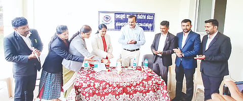 ತಾಲೂಕು ಕಾನೂನು ಸೇವೆಗಳ ಸಮಿತಿ ಹಾಗೂ ವಿವಿಧ ಇಲಾಖೆಯ ಸಂಯುಕ್ತ ಆಶ್ರಯದಲ್ಲಿ ಆಯೋಜಿಸಲಾಗಿದ್ದ ಬಾಲಕಾರ್ಮಿಕ ನಿರ್ಮೂಲನ ದಿನಾಚರಣೆ ಕಾರ್ಯಕ್ರಮವನ್ನು ತಾಲೂಕು ಕಾನೂನು ಸೇವೆಗಳ ಸಮಿತಿ ಅಧ್ಯಕ್ಷೆ ಎಂ.ಎಸ್. ಕಲ್ಪನಾ ಸೇರಿದಂತೆ ಗಣ್ಯರು ಉದ್ಘಾಟಿಸಿದರು. ವಿ.ಕುಸುಮಾ, ಪಿ.ಎಚ್.ರಂಗಸ್ವಾಮಿ, ಡಿ.ಕೆ.ಹರೀಶ್ ಇದ್ದರು. 