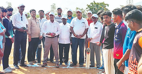 ದೇವದುರ್ಗದ ತಾಲೂಕು ಕ್ರೀಡಾಂಗಣದಲ್ಲಿ ಆಯೋಜಿಸಿದ್ದ ಕ್ರೀಡಾಕೂಟಕ್ಕೆ ಸರ್ಕಾರಿ ಪಾಲಿಟೆಕ್ನಿಕ್ ಕಾಲೇಜು ಪ್ರಾಚಾರ್ಯ ಯಲ್ಲಪ್ಪ ಚಾಲನೆ ನೀಡಿದರು. ದೈಹಿಕ ಶಿಕ್ಷಣ ಶಿಕ್ಷಕ ರಂಗನಾಥ, ಬಾಲಪ್ಪ ಬಾವಿಮನಿ, ಹೊನ್ನಪ್ಪ ಇತರರಿದ್ದರು.
