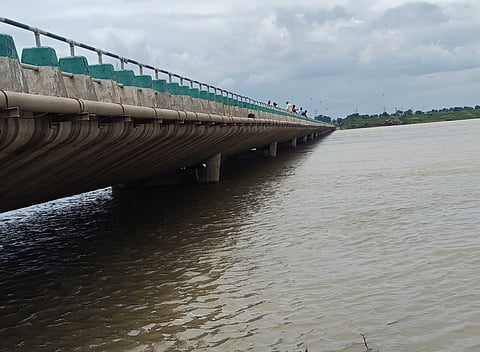 ದೇವದುರ್ಗ ತಾಲೂಕು ಹೂವಿನಹೆಡಗಿ ಸೇತುವೆಗಿಂತ ಕೆಳಮಟ್ಟದಲ್ಲಿ ಕೃಷ್ಣಾ ನದಿಯಲ್ಲಿ ನೀರು ಹರಿಯುತ್ತಿರುವುದು.