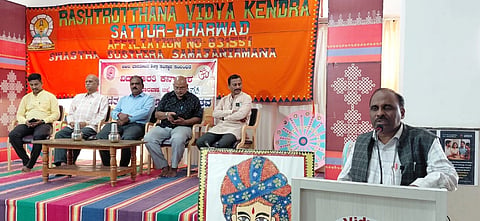 ಧಾರವಾಡ ಸತ್ತೂರಿನ ರಾಷ್ಟ್ರೊತ್ಥಾನ ವಿದ್ಯಾಕೇಂದ್ರದಲ್ಲಿ ಹನುಮಂತಪ್ಪ ಉಪ್ಪಾರ ಮಾತನಾಡಿದರು.