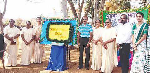 ಗುಂಡ್ಲುಪೇಟೆ ಪಟ್ಟಣದ ನಿರ್ಮಲ ಕಾನ್ವೆಂಟ್ ಆಂಗ್ಲ ಮಾಧ್ಯಮ ಶಾಲೆಯಲ್ಲಿ ವಿಜ್ಞಾನ ಮತ್ತು ಗಣಿತ ವಸ್ತು ಪ್ರದರ್ಶನವನ್ನು ಆ.ಕೆ.ಮಧು ಉದ್ಘಾಟಿಸಿದರು. ಮೇರಿ, ಸಿಸ್ಟರ್ ಹೆಡ್ವಿನ, ಸಿಸ್ಟರ್ ಹೆಲೆನ್, ಸುಂದರಮ್ಮ, ಮಧು ಹಾಗೂ ಮಕ್ಕಳು ಇದ್ದರು.