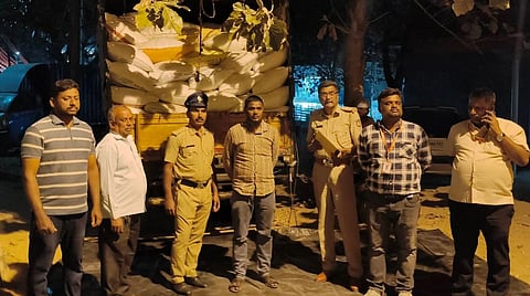 ವಶಪಡಿಸಿಕೊಳ್ಳಲಾದ ಪಡಿತರ, ವಾಹನದೊಂದಿಗೆ ಆಹಾರ ಮತ್ತು ಪೊಲೀಸ್​ ಅಧಿಕಾರಿಗಳು.