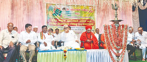 ಗಜೇಂದ್ರಗಡ ತಾಲೂಕಿನ ಸುಕ್ಷೇತ್ರ ಇಟಗಿ ಭೀಮಾಂಬಿಕಾ ಸಮುದಾಯ ಭವನದಲ್ಲಿ ಭಾನುವಾರ ಹಮ್ಮಿಕೊಂಡಿದ್ದ 28ನೇ ವರ್ಷದ ಸಾಮೂಹಿಕ ವಿವಾಹ, ಧರ್ಮಸಭೆ ಕಾರ್ಯಕ್ರಮ ನಡೆಯಿತು. ಶಾಸಕ ಜಿ.ಎಸ್. ಪಾಟೀಲ, ಶ್ರೀ ಮುಪ್ಪಿನ ಬಸವಲಿಂಗ ಮಹಾಸ್ವಾಮೀಜಿ, ಶ್ರೀ ಅಭಿನವ ಚನ್ನಬಸವ ಮಹಾಸ್ವಾಮೀಜಿ, ಇಟಗಿ ಧರ್ಮರ ಮಠದ ಸ್ವಾಮೀಜಿ, ವೀರಣ್ಣ ಶೆಟ್ಟರ, ಪ್ರಭು ಮೇಟಿ ಇತರರಿದ್ದರು.