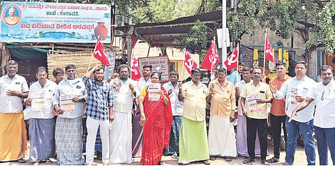 ಗಂಗಾವತಿಯ ಸಿಬಿಎಸ್ ವೃತ್ತದಲ್ಲಿ ಸಿಐಟಿಯು ತಾಲೂಕು ಸಮಿತಿ ಸದಸ್ಯರು ಪ್ರತಿಭಟನೆ ನಡೆಸಿದರು. ರಾಜ್ಯ ಕಾರ್ಯದರ್ಶಿ ನಿರುಪಾದಿ ಬೆಣಕಲ್, ಜಿಲ್ಲಾ ಪ್ರಧಾನ ಕಾರ್ಯದರ್ಶಿ ಮಂಜುನಾಥ ಡಗ್ಗಿ, ವಿವಿಧ ಸಂಘಟನೆ ಪದಾಧಿಕಾರಿಗಳಾದ ಲಕ್ಷ್ಮೀದೇವಿ, ದುರುಗಮ್ಮ, ಎ.ರಮೇಶ, ಕೃಷ್ಣಪ್ಪನಾಯಕ ಇತರರಿದ್ದರು.