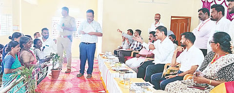 ಹನೂರಿನಲ್ಲಿ ಶಾಸಕ ಎಂ.ಆರ್.ಮಂಜುನಾಥ್ ಅಧ್ಯಕ್ಷತೆಯಲ್ಲಿ ಆಯೋಜಿಸಿದ್ದ ಪ್ರಜಾಸೇವೆ ಆಂದೋಲನದಲ್ಲಿ ಸಾರ್ವಜನಿಕರು ಸಮಸ್ಯೆ ಹೇಳಿಕೊಂಡರು. ಚೈತ್ರಾ, ವಿರಾಜ್ ಹೊಸೂರ್, ಪ್ರತಿಭಾ, ವೇಣು ಇತರರಿದ್ದರು. 