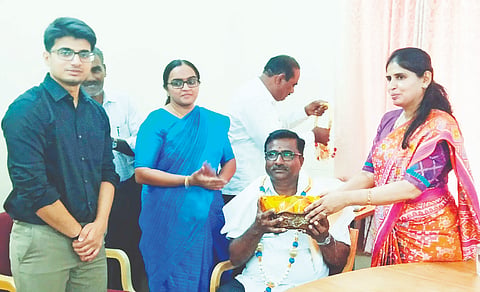  ಹನೂರಿನಲ್ಲಿ ಜನಗಣತಿಯಲ್ಲಿ ಉತ್ತಮವಾಗಿ ಕಾರ್ಯನಿರ್ವಹಿಸಿದ ಮೇಲ್ವಿಚಾರಕರು ಹಾಗೂ ಗಣತಿದಾರರನ್ನು ಜಿಲ್ಲಾಧಿಕಾರಿ ಶ್ರೀರೂಪಾ ಸನ್ಮಾನಿಸಿದರು. ದಿನೇಶ್ ಕುಮಾರ್ ಮೀನಾ, ಕೆ.ಎನ್ ಚೈತ್ರಾ, ರೇಖಾ ಇತರರಿದ್ದರು.