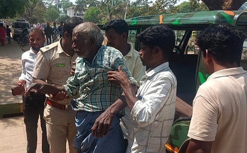 ಮೆದಗನಾಣೆ ಗಿರಿಜನರ ಹಾಡಿಯಲ್ಲಿ ಆರಂಭಿಸಿರುವ ಉಪವಾಸ ಸತ್ಯಾಗ್ರಹದಲ್ಲಿ ಅಸ್ವಸ್ಥಗೊಂಡ ವೃದ್ಧ. 