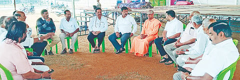  ಹನೂರಿನ ಶ್ರೀ ಮಹದೇಶ್ವರ ಕ್ರೀಡಾಂಗಣದಲ್ಲಿ ಆಯೋಜಿಸಿರುವ ಡಾ. ಶಿವರಾತ್ರಿ ರಾಜೇಂದ್ರ ಶ್ರೀಗಳ ಜಯಂತಿ ಸಂಬಂಧ ಡಾ. ಶ್ರೀ ಶಾಂತಮಲ್ಲಿಕಾರ್ಜುನ ಸ್ವಾಮೀಜಿ ಅಧ್ಯಕ್ಷತೆಯಲ್ಲಿ ಸಭೆ ನಡೆಯಿತು. ಶಾಸಕ ಎಂ.ಆರ್ ಮಂಜುನಾಥ್, ಡಾ.ಎಸ್ ದತ್ತೇಶ್‌ಕುಮಾರ್, ನಿಶಾಂತ್, ಪೊನ್ನಾಚಿ ಮಹದೇವಸ್ವಾಮಿ ಇತರರು ಇದ್ದರು. 