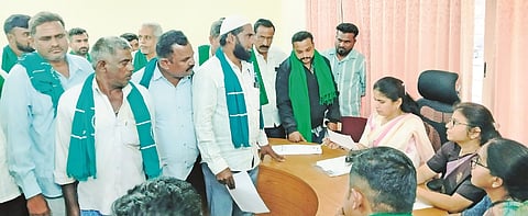  ಹನೂರಿನಲ್ಲಿ ರೈತರು ಜಿಲ್ಲಾಧಿಕಾರಿ ಶ್ರೀರೂಪಾ ಅವರಿಗೆ ಮನವಿ ಸಲ್ಲಿಸಿದರು. ಮೋನಾರೋತ್, ಕೆ.ಎನ್ ಚೈತ್ರಾ, ಅಮ್ಜಾದ್‌ಖಾನ್, ಪ್ರಸಾದ್ ಇತರರು ಇದ್ದರು. 