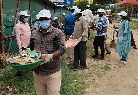 ಹನೂರು ಕೆಎಸ್‌ಆರ್‌ಟಿಸಿ ಬಸ್ ನಿಲ್ದಾಣದಲ್ಲಿ ಪಟ್ಟಣ ಪಂಚಾಯಿತಿ ಅಧಿಕಾರಿಗಳು ಹಾಗೂ ನೌಕರರು ಸ್ವಚ್ಛತಾ ಕಾರ್ಯ ನಡೆಸಿದರು. ರೇಖಾ, ಚಂದ್ರಕುಮಾರ್, ಮದನ್‌ಕುಮಾರ್, ಮಾದೇಶ್ ಮತ್ತಿತರರಿದ್ದರು.