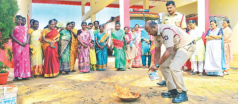 ಹನೂರಿನ ಅಗ್ನಿಶಾಮಕ ಠಾಣಾ ಆವರಣದಲ್ಲಿ ಎಂ.ಜಿ ದೊಡ್ಡಿ ಗ್ರಾಮದ ಶ್ರೀಕ್ಷೇತ್ರ ಧರ್ಮಸ್ಥಳ ಗ್ರಾಮಾಭಿವೃದ್ಧಿ ಯೋಜನೆಯ ಸದಸ್ಯರಿಗೆ ಅಗ್ನಿ ಸುರಕ್ಷತೆ ಕುರಿತು ಪ್ರಾತ್ಯಕ್ಷಿಕೆ ನಡೆಯಿತು. ಮಹೇಶ್, ಆನಂದ್, ದೀಪಕ್ ಇತರರಿದ್ದರು. 