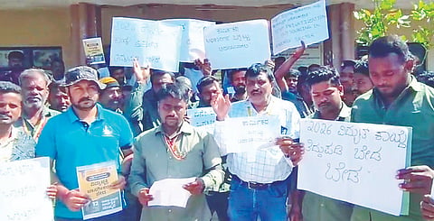 ವಿದ್ಯುತ್ ಖಾಸಗೀಕರಣವನ್ನು ಖಂಡಿಸಿ ಹನೂರಿನಲ್ಲಿ ಕೆಪಿಟಿಸಿಎಲ್ ಸಂಘದಿಂದ ಪ್ರತಿಭಟನೆ ನಡೆಯಿತು. ರಾಜೇಂದ್ರ ಪ್ರಸಾದ್, ಮಹದೇವಸ್ವಾಮಿ, ರಿಯಾಜ್ ಇತರರಿದ್ದರು. 