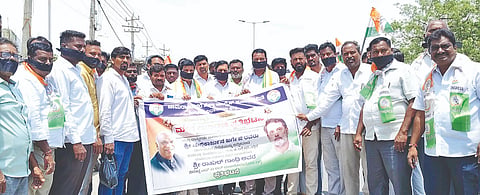 ಮಲ್ಲಿಕಾರ್ಜುನ ಖರ್ಗೆ ಭಾಷಣ ಮಾಡಿದ ವೇದಿಕೆಯನ್ನು ಶುದ್ಧೀಕರಿಸಿರುವುದನ್ನು ಖಂಡಿಸಿ ಹನೂರಿನಲ್ಲಿ ಕಾಂಗ್ರೆಸ್‌ನಿಂದ ಮೌನ ಪ್ರತಿಭಟನೆ ನಡೆಯಿತು. ಆರ್.ನರೇಂದ್ರ, ಎಸ್. ನಾರಾಯಣ್, ಪ್ರಸಾದ್, ಮಾದೇಶ್ ಇತರರಿದ್ದರು. 