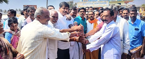 ಪೆದ್ದನಪಾಳ್ಯದಲ್ಲಿ ಸಿಸಿ ರಸ್ತೆ ನಿರ್ಮಾಣ ಕಾಮಗಾರಿಗೆ ಶಾಸಕ ಎಂ.ಆರ್.ಮಂಜುನಾಥ್ ಭೂಮಿಪೂಜೆ ನೆರವೇರಿಸಿದರು. 