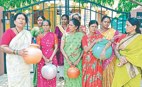 ಕೌದಳ್ಳಿಯ 3ನೇ ವಾರ್ಡ್‌ನಲ್ಲಿ ಕುಡಿಯುವ ನೀರಿನ ಸಮಸ್ಯೆಯನ್ನು ಬಗೆಹರಿಸುವಂತೆ ಒತ್ತಾಯಿಸಿ ನಿವಾಸಿಗಳು ಗ್ರಾಪಂ ಕಚೇರಿ ಮುಂಭಾಗ ಪ್ರತಿಭಟನೆ ನಡೆಸಿದರು. 
