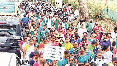  ವಡಕೆಹಳ್ಳದಲ್ಲಿ ಅಹೋರಾತ್ರಿ ಧರಣಿ ನಡೆಸುತ್ತಿರುವ ರೈತರು ಸೋಮವಾರ ಪ್ರತಿಭಟನೆ ನಡೆಸಿದರು. 