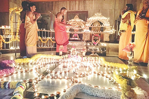 ಮಲೆಮಹದೇಶ್ವರ ಬೆಟ್ಟದ ಸಾಲೂರು ಬೃಹನ್ಮಠದ ಶ್ರೀಗಳ ಗದ್ದುಗೆಯಲ್ಲಿ ಪೀಠಾಧಿಪತಿ ಶ್ರೀ ಶಾಂತಮಲ್ಲಿಕಾರ್ಜುನ ಸ್ವಾಮೀಜಿ ಅವರಿಂದ ದೀಪವನ್ನು ಹಚ್ಚಿ ದೀಪೋತ್ಸವವನ್ನು ಆಚರಿಸಲಾಯಿತು. 