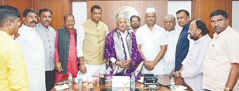 ನವದೆಹಲಿಯಲ್ಲಿ ಕೇಂದ್ರ ಸಚಿವ ವಿ.ಸೋಮಣ್ಣ ಅವರನ್ನು ಸೋಮವಾರ ಹುಮನಾಬಾದ್​ ಶಾಸಕ ಡಾ.ಸಿದ್ದಲಿಂಗಪ್ಪ ಪಾಟೀಲ್​ ಭೇಟಿಯಾಗಿ ಮನವಿ ಸಲ್ಲಿಸಿದರು. ಬಿಜೆಪಿ ಜಿಲ್ಲಾಧ್ಯಕ್ಷ ಸೋಮನಾಥ ಪಾಟೀಲ್​, ಶಾಸಕರಾದ ಪ್ರಭು ಚವ್ಹಾಣ್​, ಡಾ.ಶೈಲೇಂದ್ರ ಬೆಲ್ದಾಳೆ, ಶರಣು ಸಲಗರ, ವಿಧಾನ ಪರಿಷತ್ತಿನ ಮಾಜಿ ಸಭಾಪತಿ ರಘುನಾಥರಾವ ಮಲ್ಕಾಪುರೆ, ಪ್ರಕಾಶ ಖಂಡ್ರೆ, ಬಸವರಾಜ ಆರ್ಯ, ಈಶ್ವರಸಿಂಗ್​ ಠಾಕೂರ್​, ಬಾಬು ವಾಲಿ, ಕಿರಣ ಪಾಟೀಲ ಇದ್ದರು.