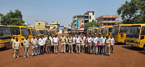 /ಹುಮನಾಬಾದ್​ನ ಪೊಲೀಸ್​ ಗ್ರೌಂಡ್​ನಲ್ಲಿ ಮಂಗಳವಾರ ಡಿವೈಎಸ್​ಪಿ ಮಡೋಳಪ್ಪ  ನೇತೃತ್ವದಲ್ಲಿ ಶಾಲಾ ಮತ್ತು ಕಾಲೇಜು ವಾಹನಗಳ ತಪಾಸಣೆ ನಡೆಸಲಾಯಿತು. ಸಿಪಿಐ ಸಂತೋಷ ತಟ್ಟೆಪಳ್ಳಿ, ಸಂಚಾರ ಪಿಎಸ್​ಐ ಹುಲೇಪ್ಪ ಗೌಡಗೊಂಡ ಇತರರಿದ್ದರು.