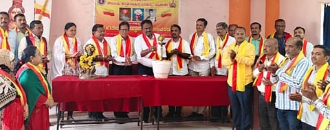 ಚಿಟಗುಪ್ಪದಲ್ಲಿ  ತಾಲೂಕು ಕನ್ನಡ ಸಾಹಿತ್ಯ ಪರಿಷತ್​ ವತಿಯಿಂದ  ಸೋಮವಾರ  ಪರಿಷತ್ತಿನ 112ನೇ ಸಂಸ್ಥಾಪನಾ ದಿನಾಚರಣೆಯನ್ನು ಪ್ರಾಚಾರ್ಯ ಡಾ.ಜಯಕುಮಾರ ಸಿಂಧೆ ಉದ್ಘಾಟಿಸಿದರು. ಆರ್​.ಎಸ್​. ಪಾಟೀಲ್​,ಅನೀಲಕುಮಾರ, ಡಾ.ಚಿತ್ರಶೇಖರ ಚಿರಳ್ಳಿ, ಡಾ.ಶಾಂತಕುಮಾರ, ಡಾ.ಶಿವಕುಮಾರ, ಡಾ.ಮೀನಾ ಪಾಟೀಲ್​ ಇತರರಿದ್ದರು.