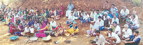 ಹಗರಿಬೊಮ್ಮನಹಳ್ಳಿ ತಾಲೂಕಿನ ಬನ್ನಿಕಲ್ಲು ಗ್ರಾಮದಲ್ಲಿ ನರೇಗಾ ಯೋಜನೆಯಡಿ ಹೊಸ ಕಾಮಗಾರಿಗೆ ಒತ್ತಾಯಿಸಿ ಗ್ರಾಮೀಣ ಕೂಲಿ ಕಾರ್ಮಿಕರ ಸಂಘಟನೆಯಿಂದ ಪ್ರತಿಭಟನೆ ನಡೆಯಿತು.