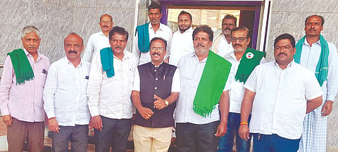 ಹಾನಗಲ್ಲಿನಲ್ಲಿ ವರದಾ-ಬೇಡ್ತಿ ಯೋಜನೆ ಜಾಗೃತಿ ಸಂಘಟನಾ ಸಭೆಯಲ್ಲಿ ರೈತ ಮುಖಂಡರು ಒಗ್ಗಟ್ಟು ಪ್ರದರ್ಶಿಸಿದರು. ಎಸ್.ಎಂ. ಕೋತಂಬರಿ, ಅಡಿವೆಪ್ಪ ಆಲದಕಟ್ಟಿ, ಮರಿಗೌಡ ಪಾಟೀಲ ಇದ್ದರು.