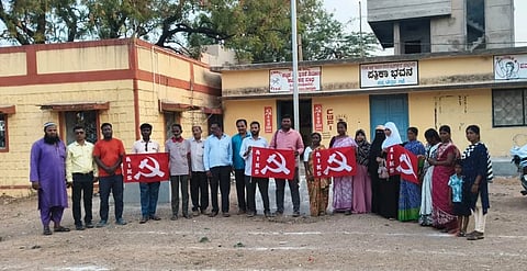 ಹಟ್ಟಿಯಲ್ಲಿ ಅಖಿಲ ಭಾರತ ಕಿಸಾನ್ ಸಭಾ ಸಂಸ್ಥಾಪನಾ ದಿನವನ್ನು ಭಾನುವಾರ ಆಚರಿಸಲಾಯಿತು. 