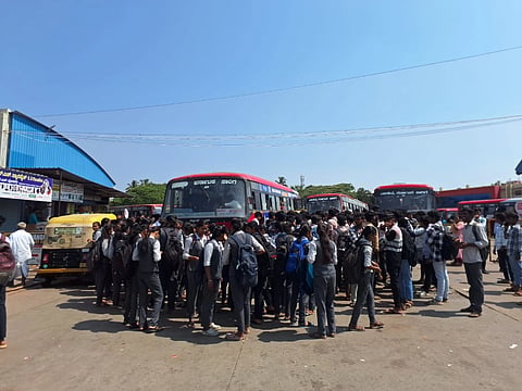 Haveri, Bus stand, Students, Protest, KSRTC DC, DTO, 