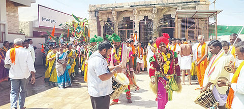 ಹನುಮಸಾಗರದ ಪ್ರಮುಖ ಬೀದಿಗಳಲ್ಲಿ ಗುರುವಾರ ಮೌನೇಶ್ವರ ಪಲ್ಲಕ್ಕಿ ಉತ್ಸವ ಹಾಗೂ ಭಾವಚಿತ್ರ ಮೆರವಣಿಗೆ ವಿಜೃಂಭಣೆಯಿಂದ ಜರುಗಿತು.