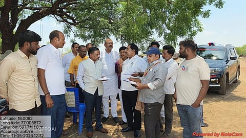 ಹುಲಸೂರು ಹೊರ ವಲಯದ ಸಾಯಿಬಾಬಾ ದೇವಸ್ಥಾನ ಮುಂಭಾಗದ ಪ್ರಜಾಸೌಧ ನಿರ್ಮಾಣದ ಸ್ಥಳವನ್ನು ಸಹಾಯಕ ಆಯುಕ್ತ ಪ್ರಕಾಶ ಕುದರೆ ವೀಕ್ಷಿಸಿದರು. ತಹಸೀಲ್ದಾರ್​ ಶಿವಾನಂದ ಮೇತ್ರೆ, ಭೂಮಾಪನಾ ಸಹಾಯಕ ನಿರ್ದೇಶಕ ವೆಂಕಟರಾವ ಇಟಗಿ, ಕಂದಾಯ ನಿರೀಕ ಶರಣು ಪಾವಡಶೆಟ್ಟಿ, ಜಿಪಂ ಮಾಜಿ ಅಧ್ಯ ಅನಿಲ ಭೂಸಾರೆ, ಭಗವತ ಜಾನಬಾ, ಗ್ರಾಮ ಲೆಕ್ಕಾಧಿಕಾರಿ ನಾಗರಾಜ ಇತರರಿದ್ದರು.