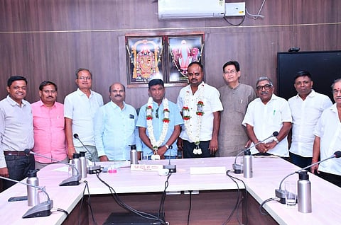 ಇಳಕಲ್ಲ ಕೋ-ಆಪ್‌ರೇಟಿವ್ ಬ್ಯಾಂಕ್‌ನ ನೂತನ ಅಧ್ಯಕ್ಷ ಮಂಜುನಾಥ ಶೆಟ್ಟರ, ಉಪಾಧ್ಯಕ್ಷ ಪ್ರವೀಣ ಹೂಲಗೇರಿ ಅವರನ್ನು ಸತ್ಕರಿಸಲಾಯಿತು. ಪಂಪಣ್ಣ ಕಾಳಗಿ, ಗೌತಮ ಬೋರಾ, ವಿಜಯ ಗಿರಡ್ಡಿ, ಮಲ್ಲಿಕಾರ್ಜು ಅಗ್ನಿ, ಅರವಿಂದ ಮಂಗಳೂರ, ಬಸವರಾಜ ತಾಳಿಕೋಟಿ, ಸತೀಶ ಸಪ್ಪರದ ಇದ್ದರು.
