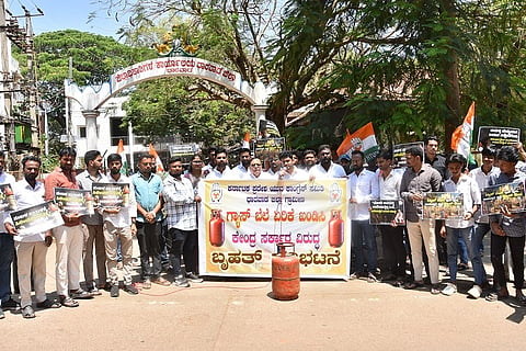 ಧಾರವಾಡ ಜಿಲ್ಲಾ ಗ್ರಾಮೀಣ ಯುವ ಕಾಂಗ್ರೆಸ್ ಸಮಿತಿಯಿಂದ ಜಿಲ್ಲಾಧಿಕಾರಿ ಕಚೇರಿ ಎದುರು ಗುರುವಾರ ಪ್ರತಿಭಟನೆ