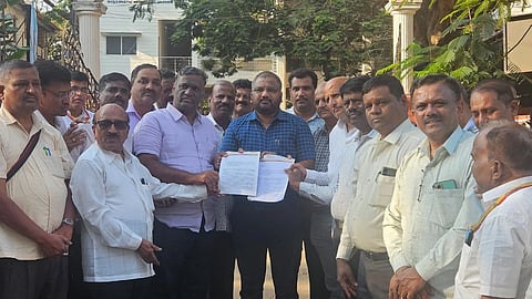 ಧಾರವಾಡ ಜಿಲ್ಲಾಧಿಕಾರಿ ಕಚೇರಿ ಎದುರು ಪ್ರಾಚಾರ್ಯರು, ಉಪನ್ಯಾಸಕರು, ಸಿಬ್ಬಂದಿಯಿಂದ ಪ್ರತಿಭಟನೆ 