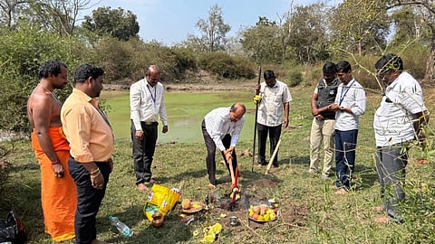ಬೆಟ್ಟದ ಕಟ್ಟೆಯ ಹೂಳೆತ್ತುವ ಕಾಮಗಾರಿಗೆ ಚಾಲನೆ