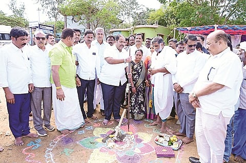 ಗುಂಡ್ಲುಪೇಟೆ ತಾಲೂಕಿನ ಗೋಪಾಲಸ್ವಾಮಿಬೆಟ್ಟದ ತಪ್ಪಲಿನಲ್ಲಿ ಬಸ್ ಶೆಲ್ಟರ್ ನಿರ್ಮಾಣ ಕಾಮಗಾರಿಗೆ ಗಣೇಶ್ ಪ್ರಸಾದ್ ಭೂಮಿಪೂಜೆ ನೆರವೇರಿಸಿದರು. ಎಸ್.ಪ್ರಭಾಕರನ್, ಬಿ.ಎಂ.ಮಲ್ಲೇಶ್, ಎಚ್.ಎಸ್.ನಂಜುಂಡಪ್ರಸಾದ್, ಗೋಪಾಲಕೃಷ್ಣ ಭಟ್, ಎಚ್.ಎಸ್.ನಂಜಪ್ಪ, ಜಿ.ಕೆ.ಲೋಕೇಶ್, ಕಳ್ಳಿಪುರ ರವಿ, ಕುಮಾರ್ ಇದ್ದರು.